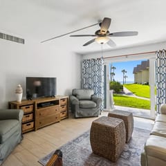 Coquina Condos: Ocean View, 2 Min to Beach