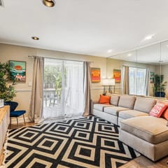 Salt Run II: Downtown View, 2BR, 6 Guests